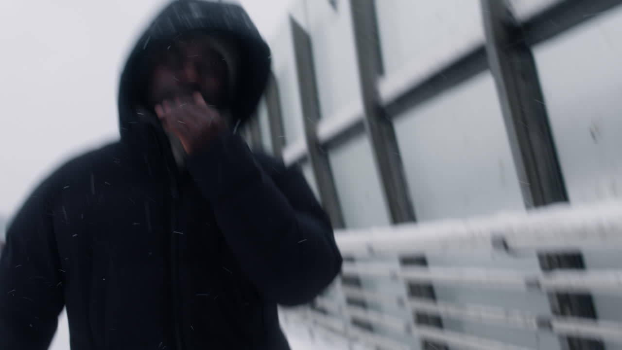 어두운 옷을 입고 달리는 사람