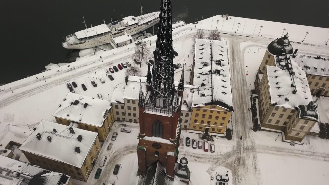 멋진 겨울날 스톡홀름 도심의 아름다운 리다홀멘과 인근 항구의 조감도를 확립합니다.