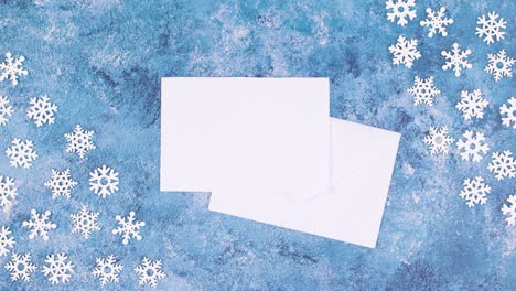 los copos de nieve aparecen en las esquinas del tema azul helado y el papel aparece del sobre. detenga el movimiento