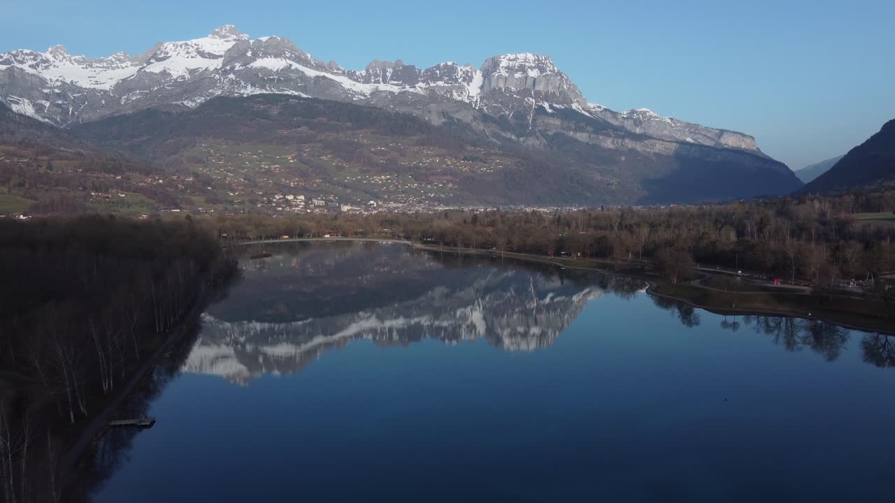 이른 아침에 아라보스 산맥을 배경으로 지나간 호수 위를 날다