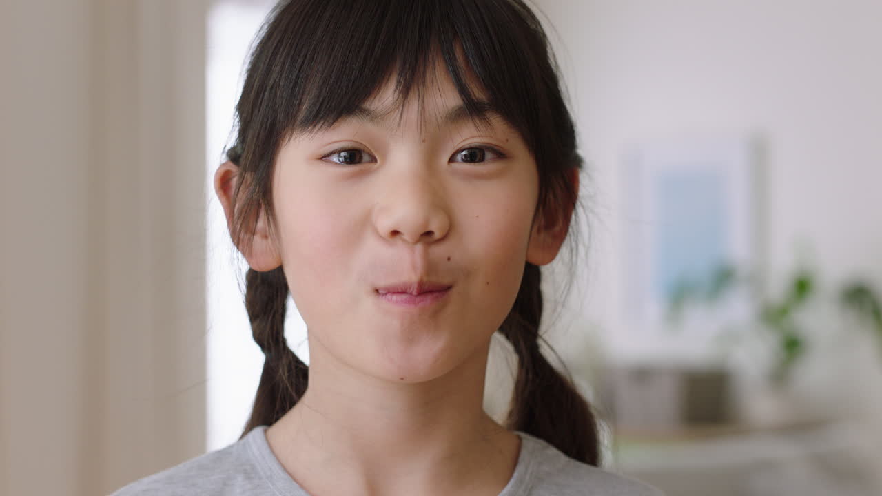 幸せな小さなアジアの女の子の肖像画 笑顔で遊びながら 笑顔で遊びながら 楽しいポジティブな子供時代の4k映像