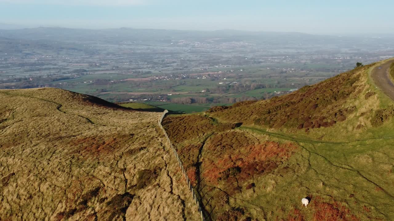 광대 한 북쪽 웨일즈 서리가 내린 목가적 인 농지 시골 궤도 왼쪽을 가로 지르는 고원 산 정상의 이른 햇빛