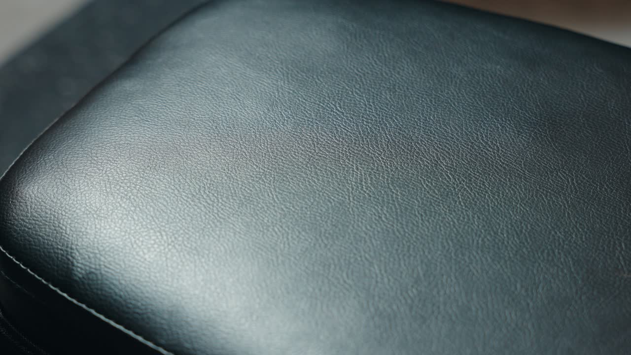 un lento zoom de 4k de primer plano de una cubierta negra de material sintético de cuero banco de entrenamiento de peso dentro de un gimnasio de construcción muscular centro de vida saludable