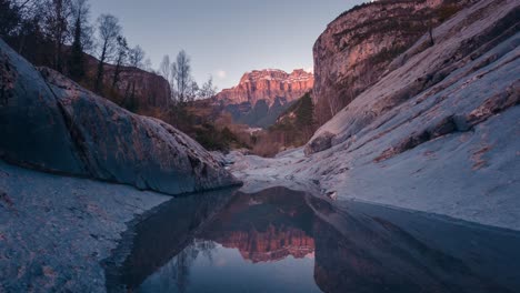 Spiegelung-Eines-Kleinen-Sees-Im-Mondarruego-Nationalpark-Im-Ordesa-Nationalpark,-Der-Die-Letzten-Sonnenstrahlen-Während-Des-Sonnenuntergangs-Im-Zeitraffer-Der-Herbstsaison-Einfängt