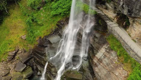 steinsdalsfossen es una cascada en el pueblo de steine en el municipio de kvam en el condado de hordaland, noruega. la cascada es uno de los sitios turísticos más visitados de noruega.