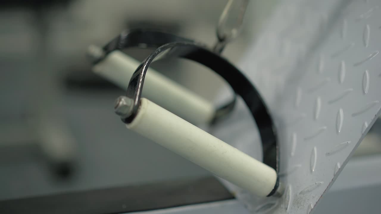 Man takes the handle of the simulator for the exercise