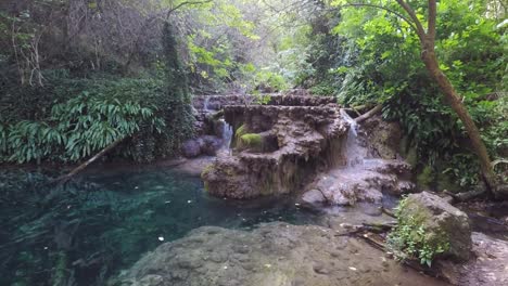 cascadas multicapa en un día de primavera