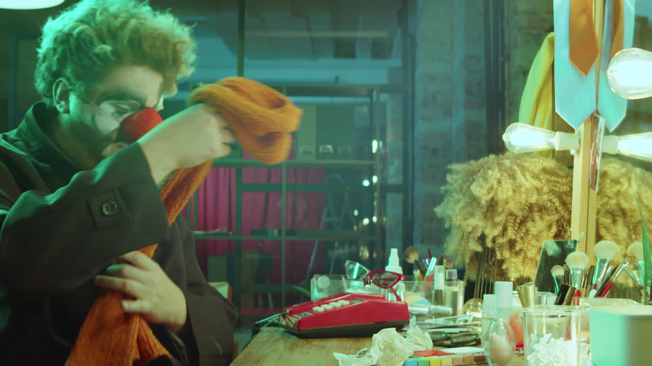 은 코를 벗고 메이크업을 제거하는 조롱거리