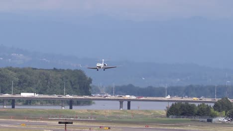 Ein-Kleines-Geschäftsflugzeug-Gerät-Vor-Der-Landung-Auf-Der-Landebahn-Des-Flughafens-In-Unerwartete-Windböen