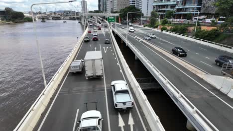 El-Tráfico-Fluye-Libremente-En-Una-Autopista-De-Varios-Carriles-Cerca-De-Un-Río-En-Australia