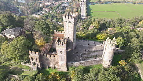 vista aérea de los turistas que visitan el castello scaligero por encima de la aldea de borghetto sul mincio en valeggio sul mincio, italia