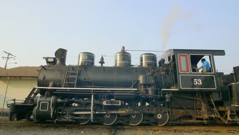 dentro de una locomotora de vapor en funcionamiento