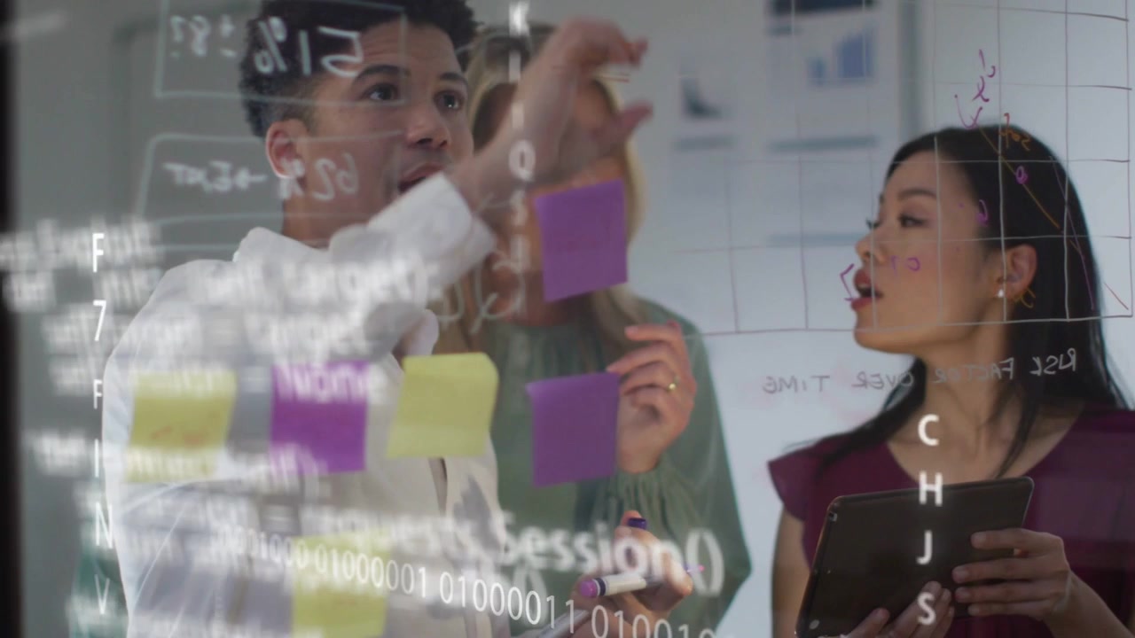 Video verticale: Team di prodotto che sposta note su vetro, uomo che scrive il codice iniziale, tablet che salva il piano