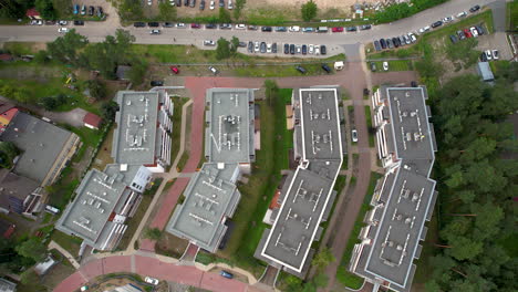 La-Vista-Aérea-De-La-Ciudad-De-Stegna-Ofrece-Una-Perspectiva-Cautivadora-Del-Paisaje-Urbano-Rodeado-De-Un-Entorno-Natural.