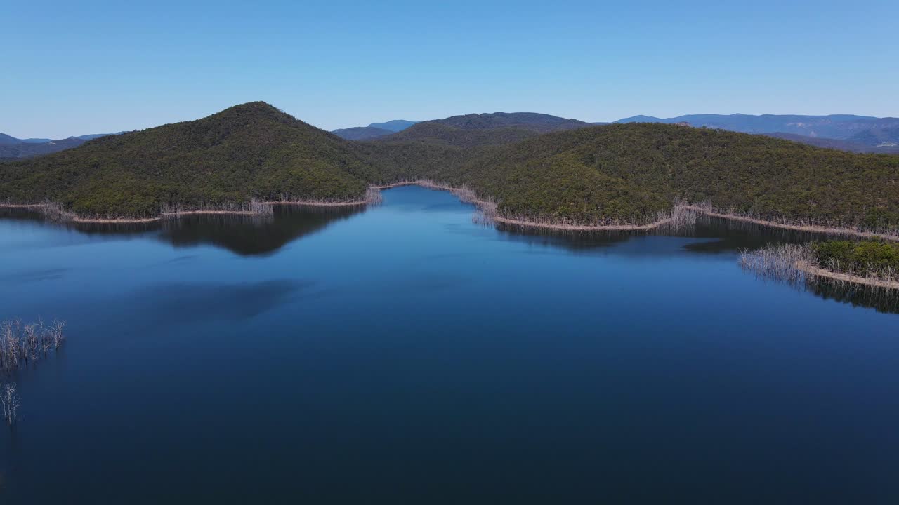 impresionante paisaje de la presa hinze - lago advancetown y montaña boscosa - costa dorada, qld, australia