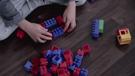 niño pequeño jugando con bloques de juego en casa almacen de metraje de video