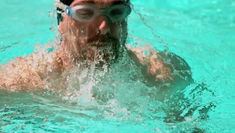 Hombre-En-Forma-Nadando-En-La-Piscina