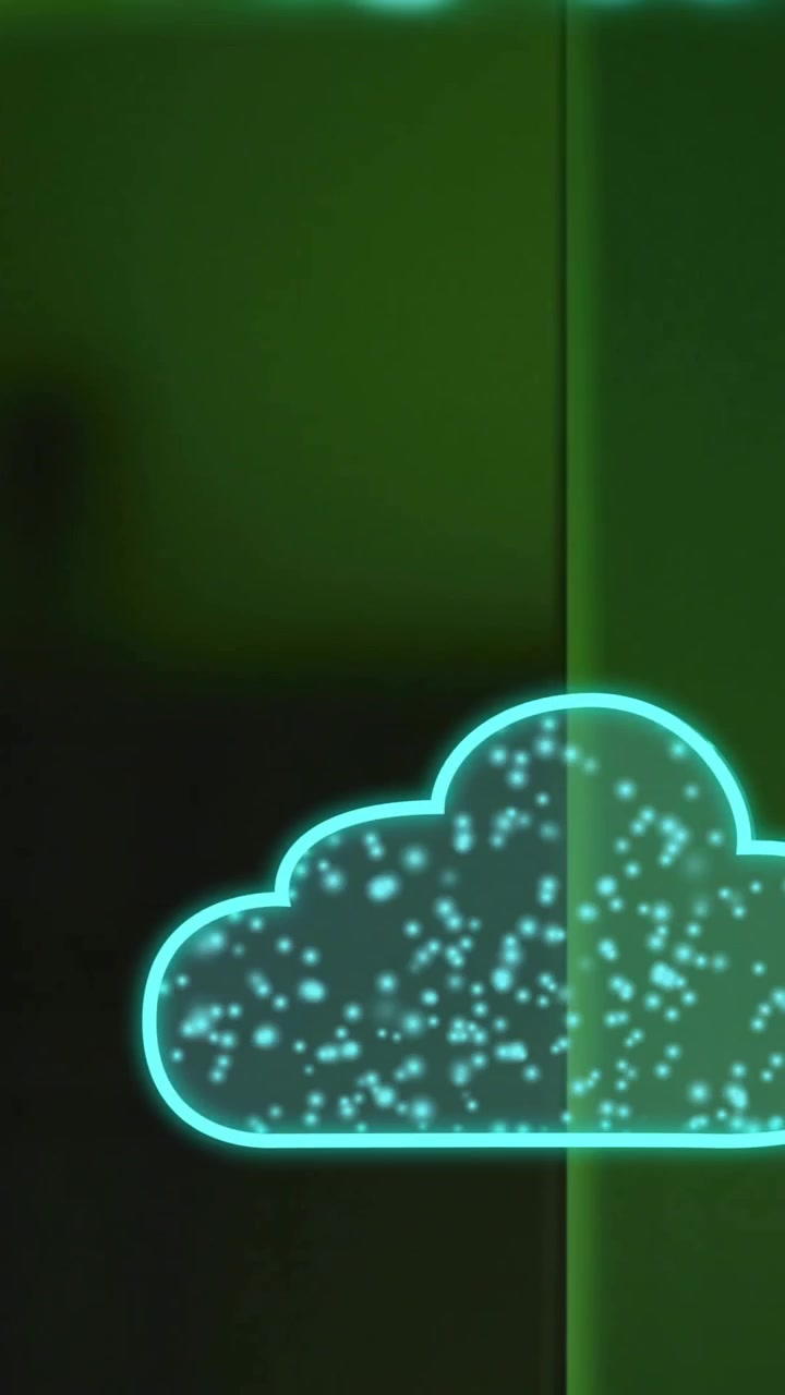 Animazione di cloud computing e archiviazione dati su sala server illuminata di verde