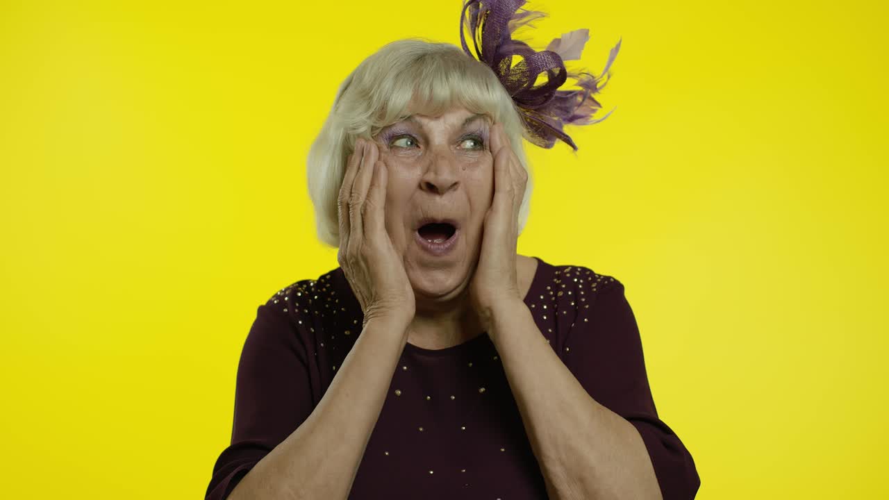 충격에 빠진 노인이 갑작스러운 승리에 놀란 손을 들고  놀랐다.