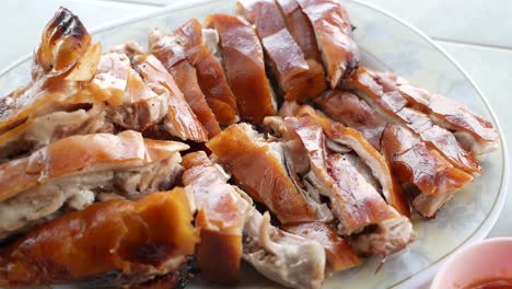 Schweinefleisch-Vom-Holzkohlegrill-Im-Asiatischen-Stil,-Knusprige-Braune-Haut,-Serviert-Mit-Schwarzer-Süßer-Sojasauce-Und-Würziger-Scharf-saurer-Sauce