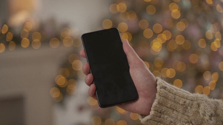 Mano tiene un telefono con schermo nero