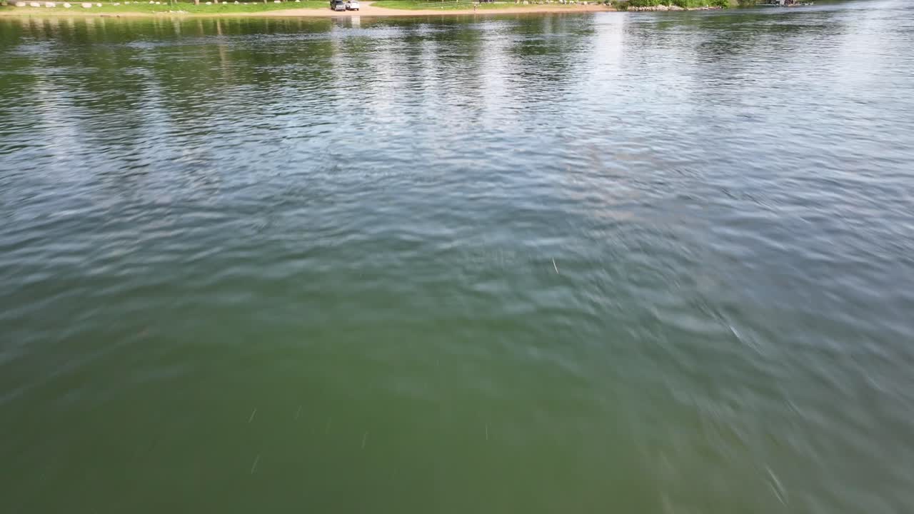 아칸소의 화이트 리버에 있는 여름 풍경