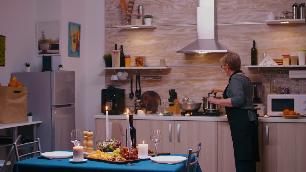 남편을 만적 인 저녁 식사로  놀랐다.