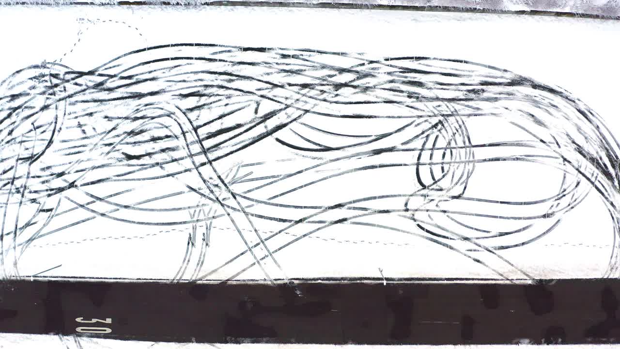 겨울철에 표류하는 자동차의 눈 흔적이 드론으로 촬영되었습니다.