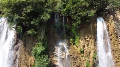 primer plano panorámico de 4k con drones de tres pequeñas cascadas, una parte de la enorme cascada thi lo su en la jungla del norte de tailandia, ubicada en el área de umphang en asia