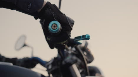 la mano del motociclista gira el acelerador 2