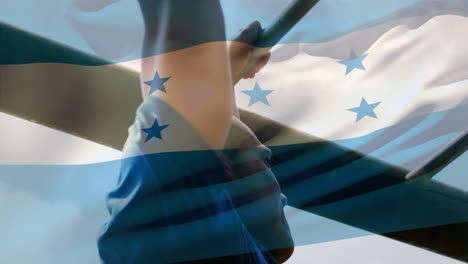 animación de la bandera de honduras sobre un hombre musculoso y fuerte haciendo flexiones