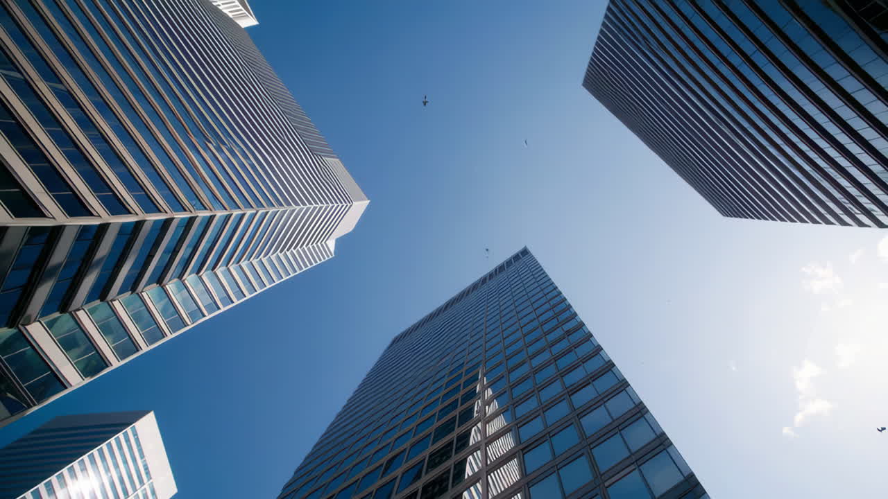 rascacielos modernos contra un cielo azul claro