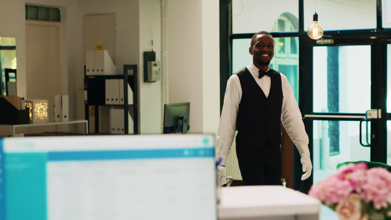 conserje masculino moviendo equipaje en el hotel