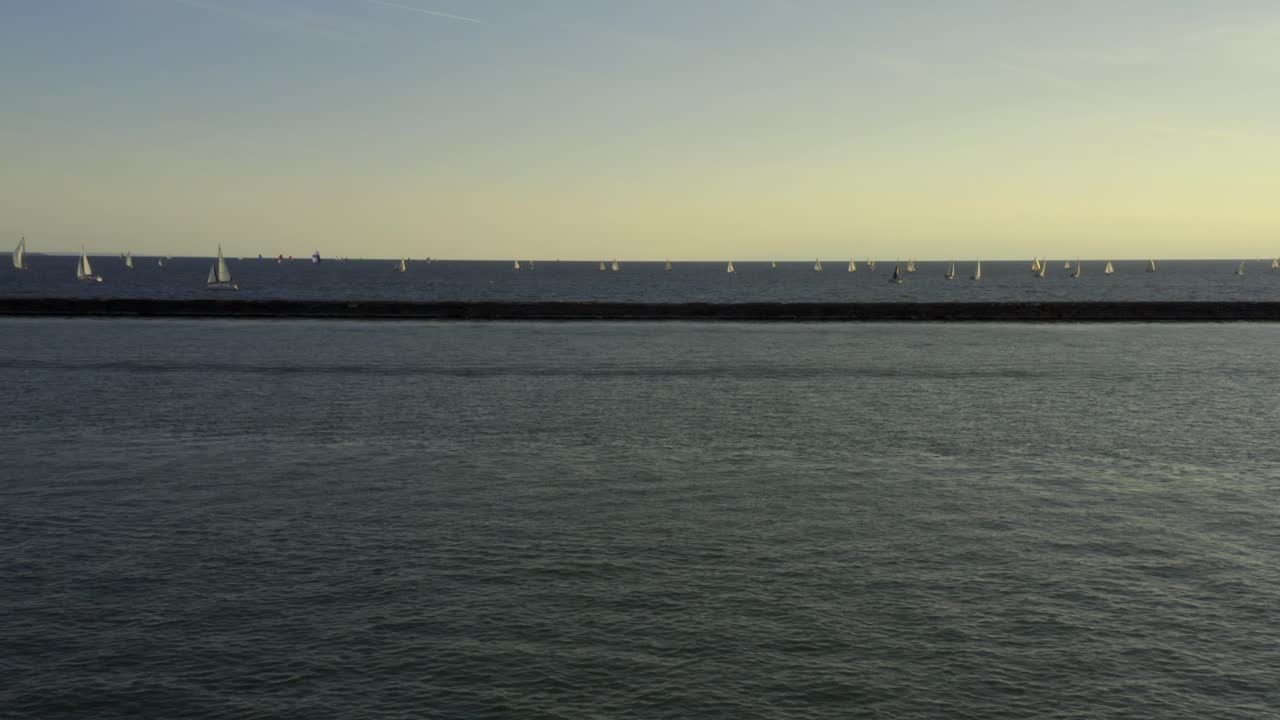 버팔로 뉴욕 시내 해안의 호숫가에서 범선의 4k 드론 샷