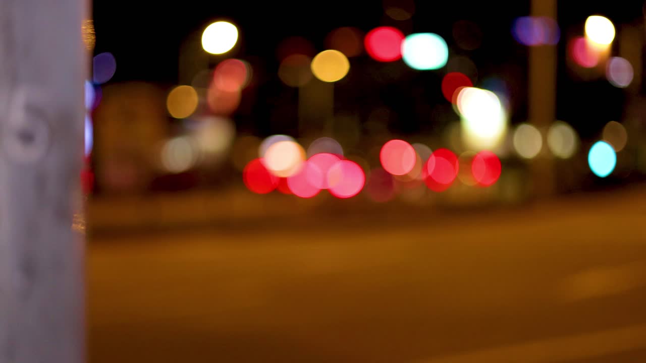 luces borrosas de la ciudad y escena callejera por la noche