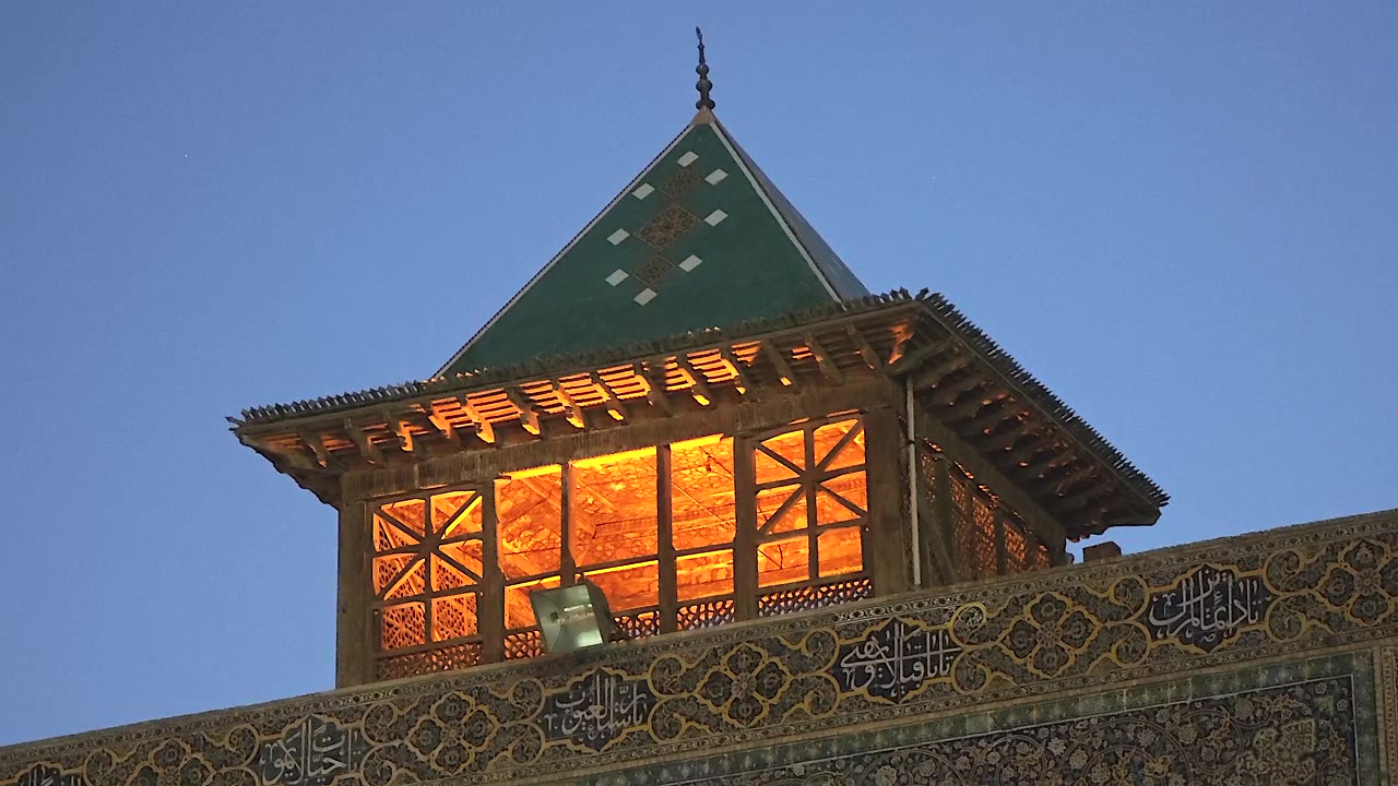 Torre di legno illuminata di una moschea storica al crepuscolo