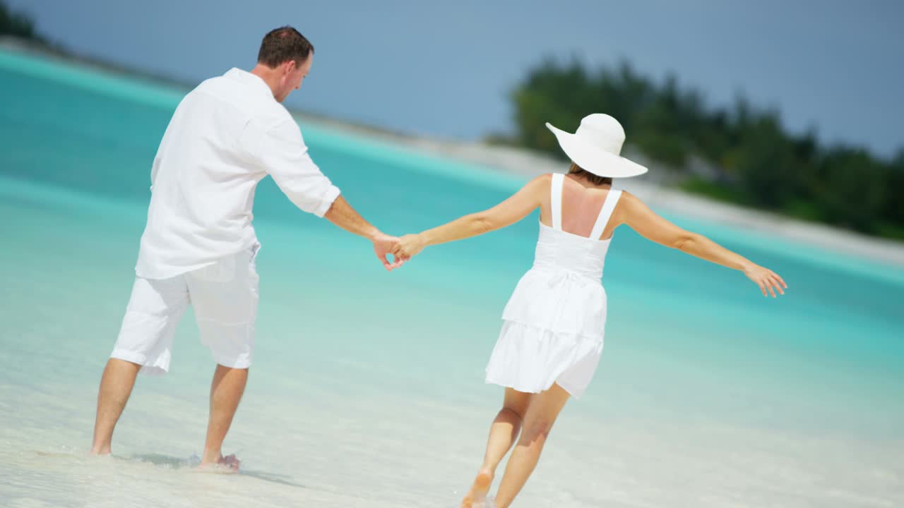 행복한 백인 커플이 섬에서 함께 휴가를 보내고 있습니다.