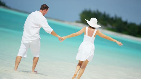 joven pareja caucásica feliz juntos en vacaciones en la isla