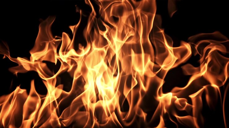 Echte Flammen brennen und flackern auf schwarzem Hintergrund