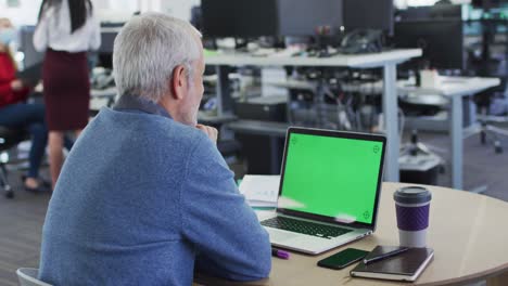 Rückansicht-Eines-Mannes,-Der-Im-Büro-Einen-Laptop-Benutzt