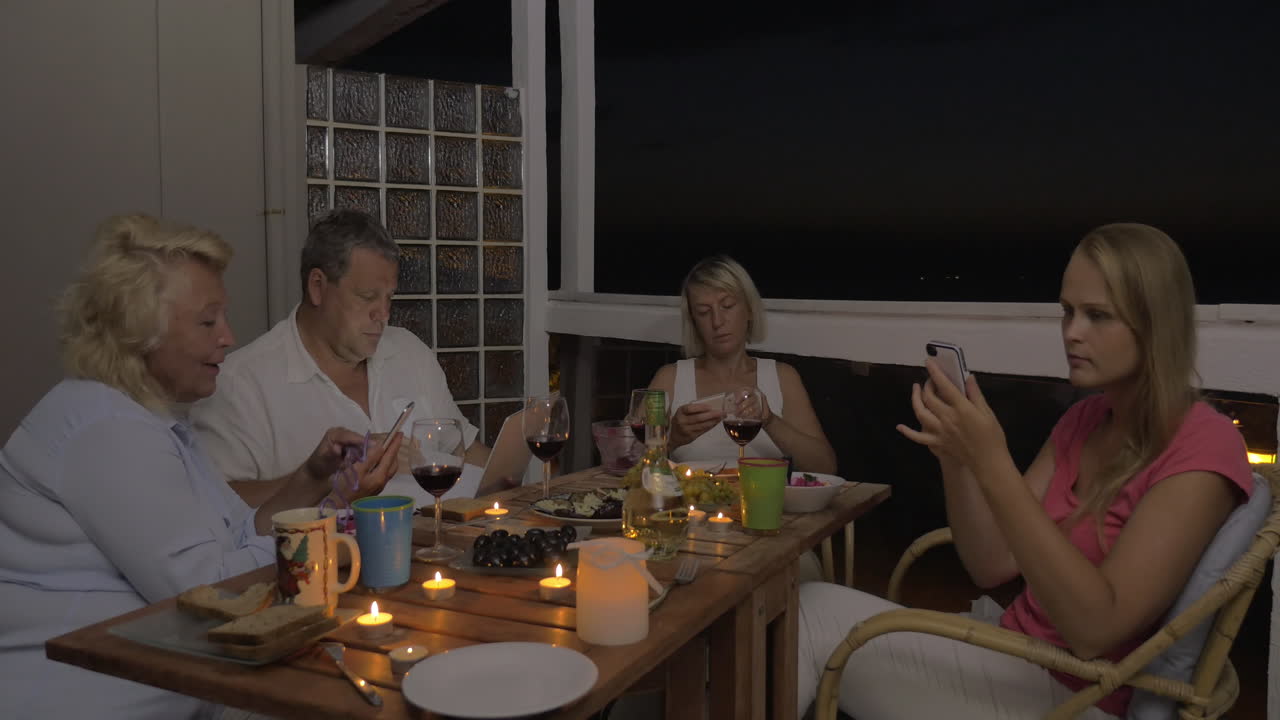 друзья или семья проводят время с гаджетами