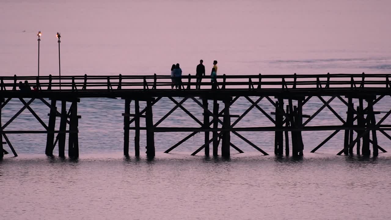 몬 다리는 태국 상클라에 위치한 오래된 목조 다리입니다.