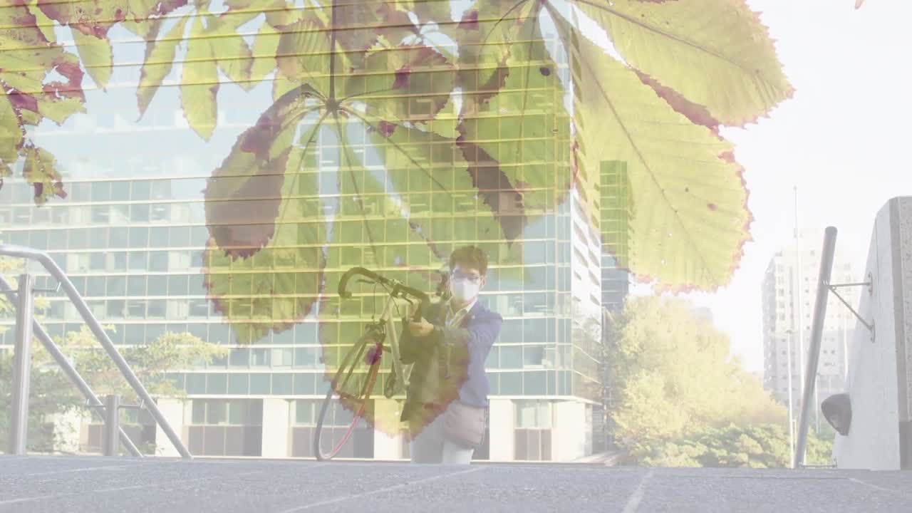 얼굴 마스크를 쓰고 자전거를 운반하는 아시아 남자의 잎의 애니메이션