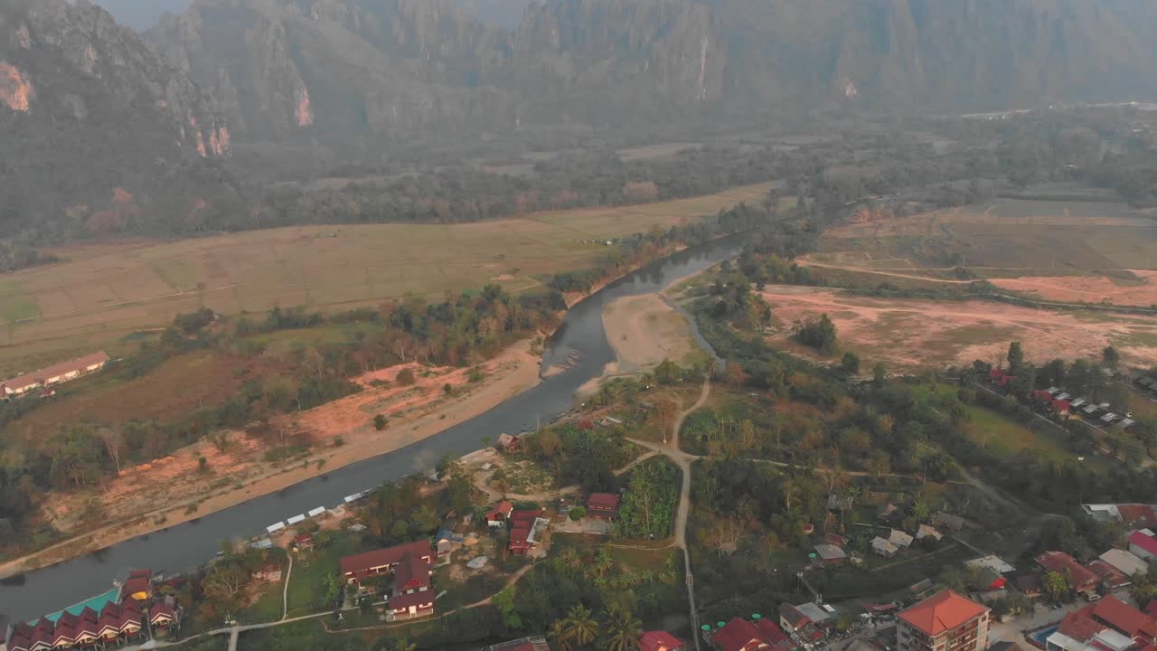 vista de avión no tripulado del río nam song vang vieng en laos durante el amanecer, aérea