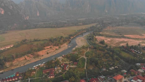 Drohnenansicht-Des-Nam-Song-Flusses-Vang-Vieng-In-Laos-Bei-Sonnenaufgang,-Luftaufnahme