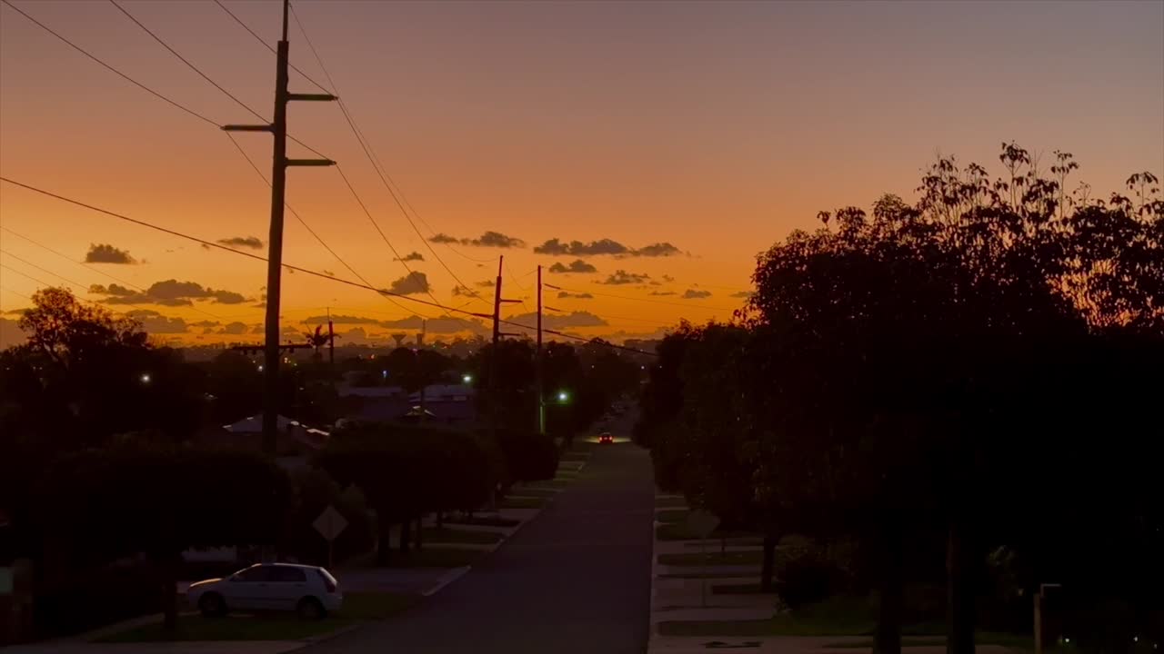 puesta de sol naranja profunda en los suburbios de perth australia occidental