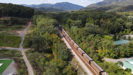 Toma-Aérea-De-Empuje-Hacia-El-Tren-Sentado-Estacionario-En-La-Vía-Durante-El-Verano