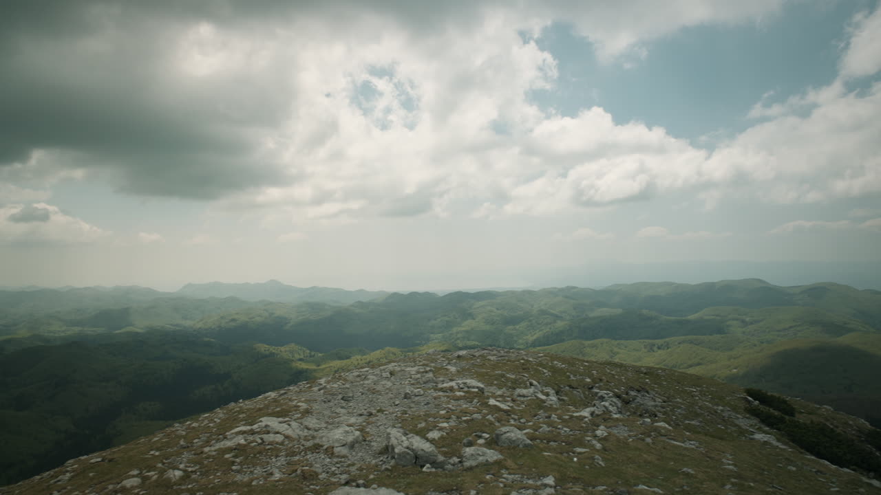 snežnik 산 정상에서 인근 산까지의 전망