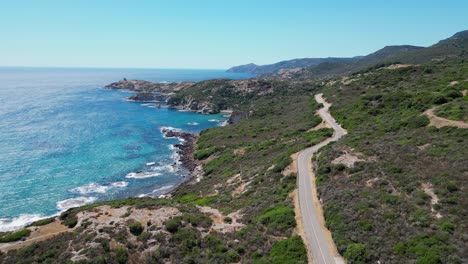 carretera costera escénica y mar azul en la costa oeste de cerdeña, italia - antena 4k