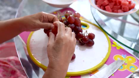 Manos-Femeninas-Recogen-Bayas-De-Uva-Del-Racimo-Preparando-Postre-De-Frutas,-Cierran